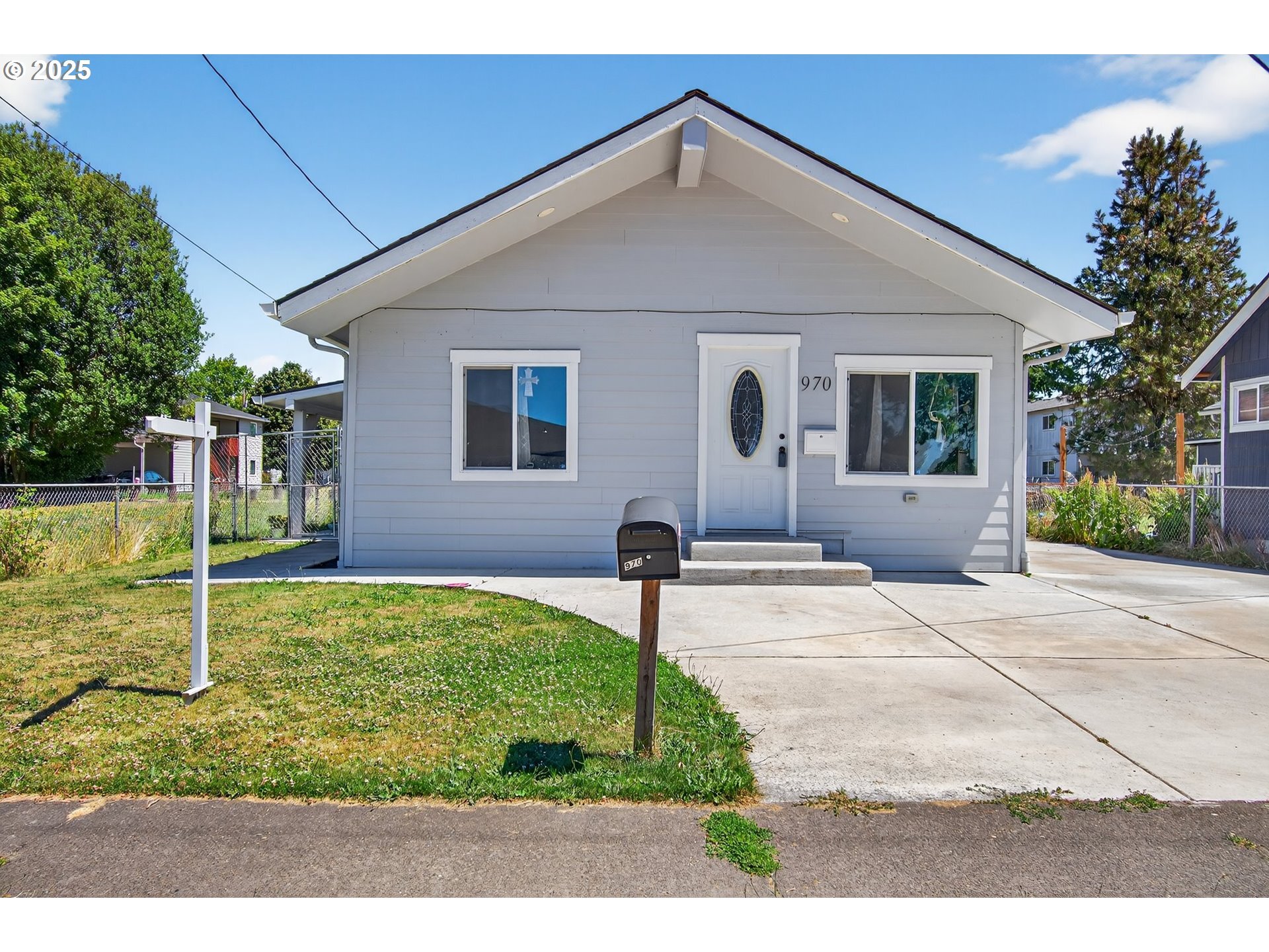 Property Photo:  970 9th Ave  WA 98632 