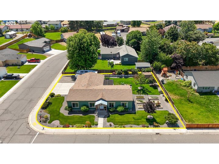 Property Photo:  309 NE Davaly Ln  OR 97818 