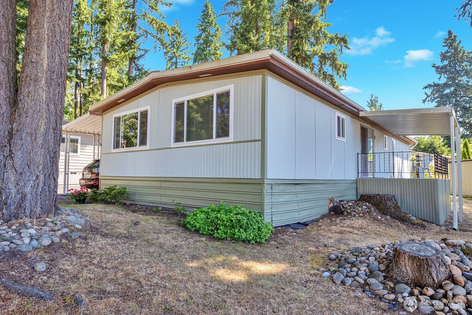 Property Photo: 18425 NE 95th Street 148 WA 98052