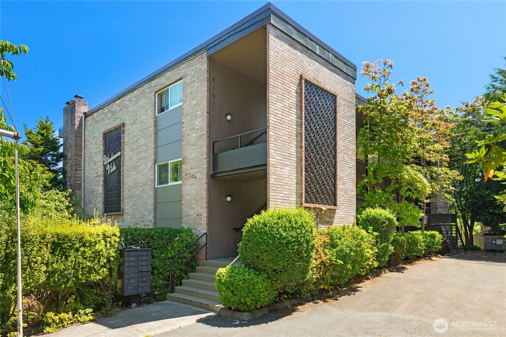 Property Photo: 5101 NE 55th Street 103 WA 98105