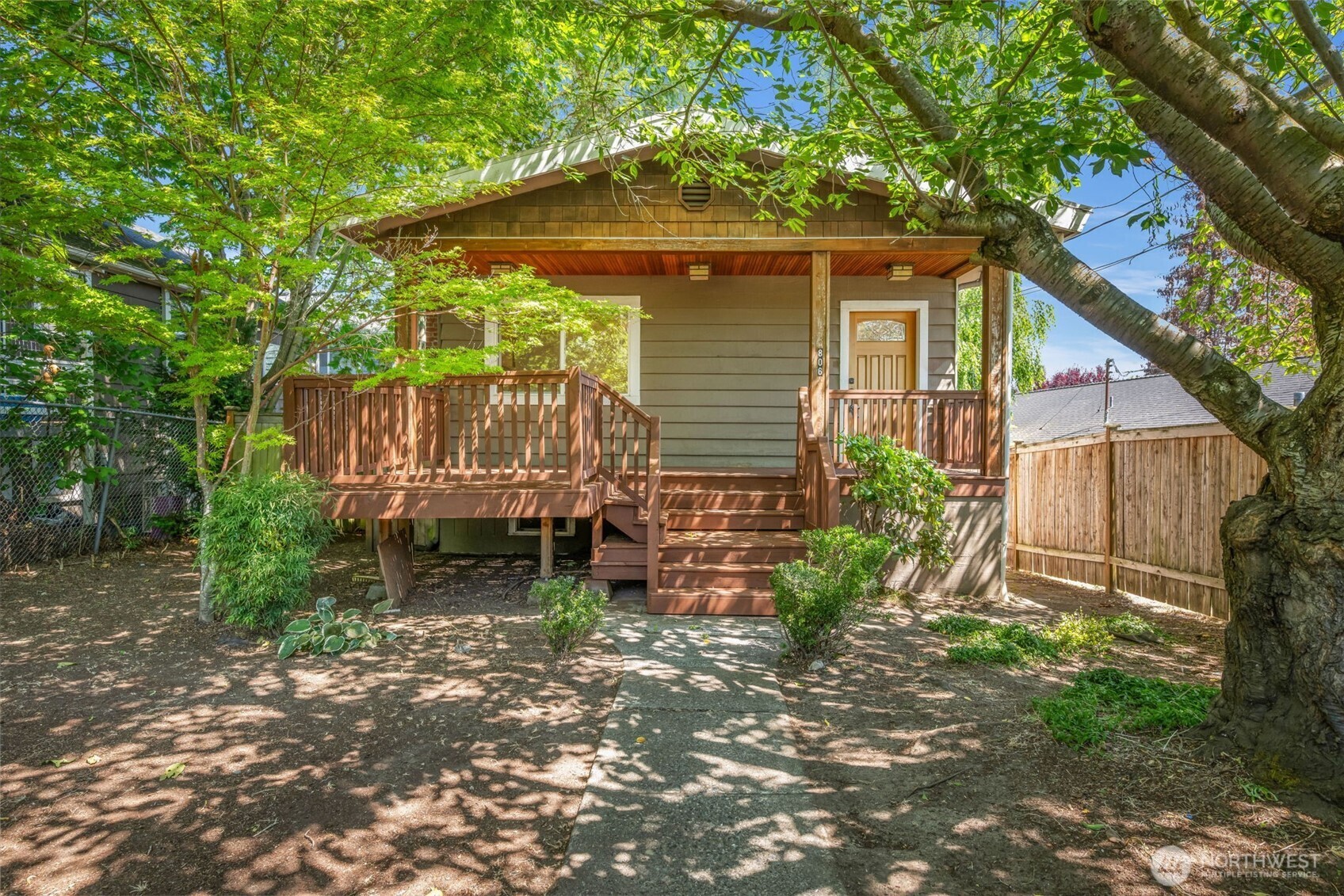 Property Photo: 806 W Argand Street WA 98119