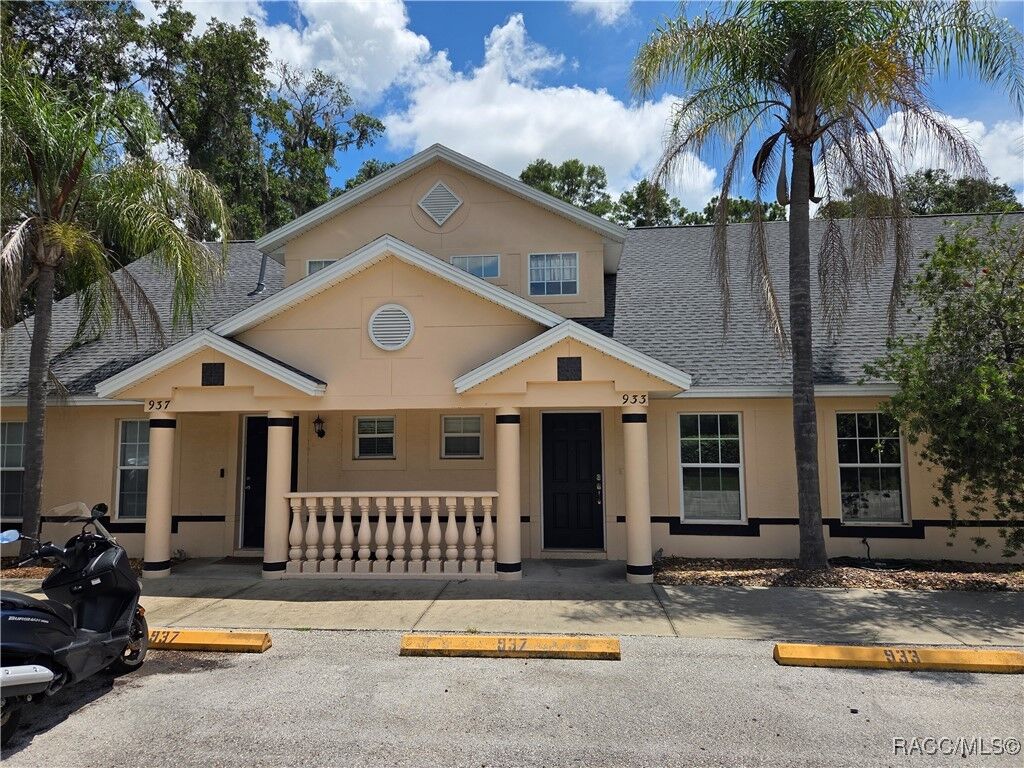 Property Photo:  933 N Rembrandt Way  FL 34453 