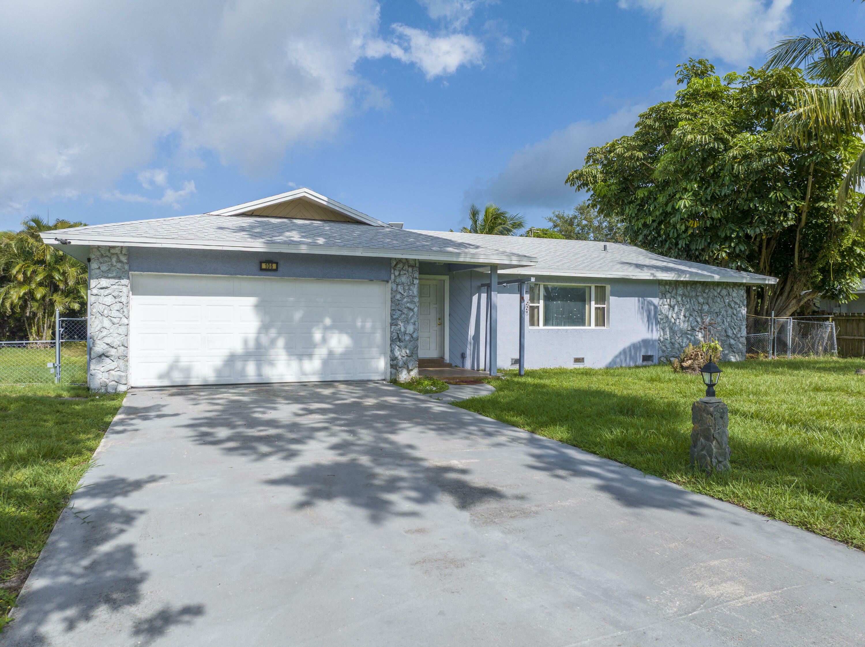 Property Photo: 106 NW Broadview Street FL 34983