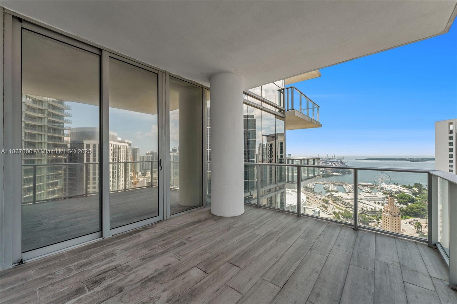 Property Photo: 851 NE 1st Ave 3712 FL 33132