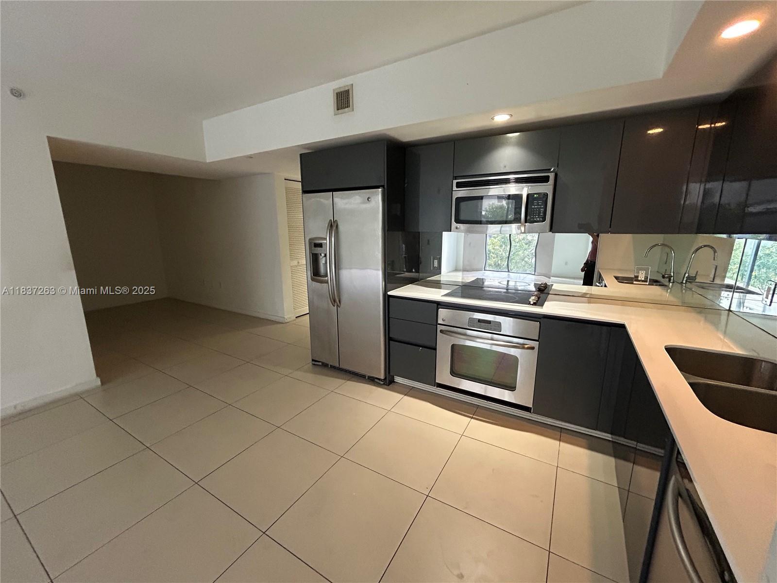 Property Photo: 31 SE 6th St 407 FL 33131