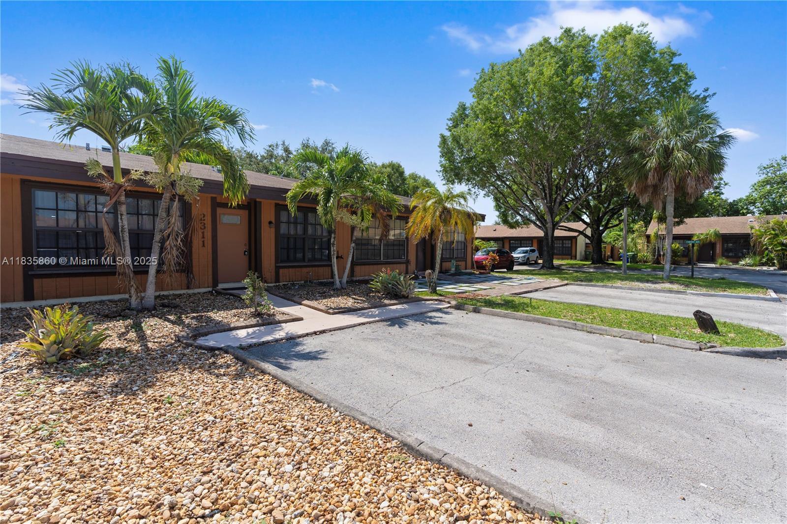 Property Photo:  2311 Elm Ct  FL 33026 