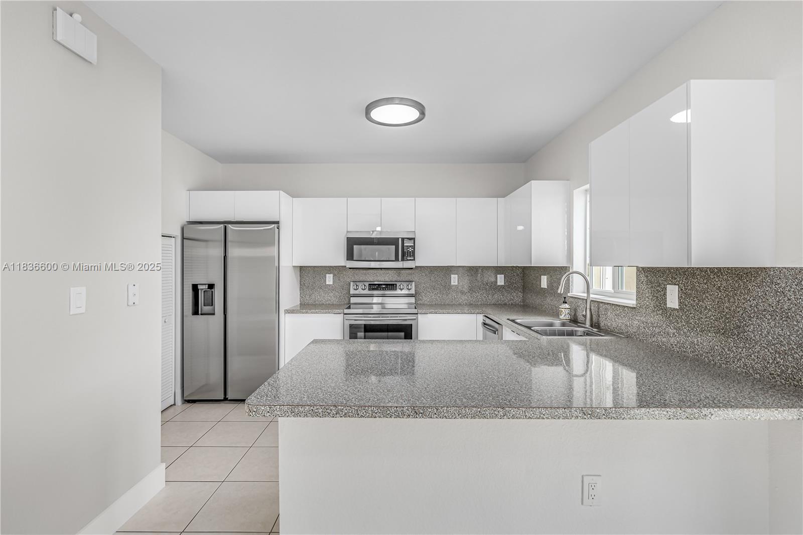 Property Photo: 942 SW 147th Ct FL 33194