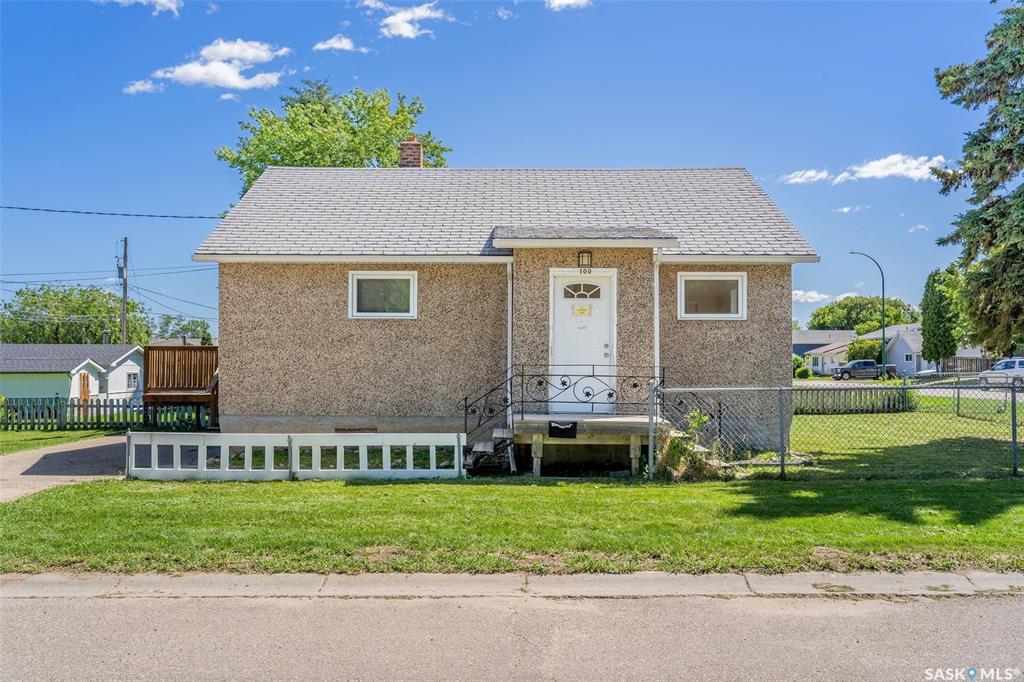 Property Photo:  100 30th Street E  SK S6V 1Z1 