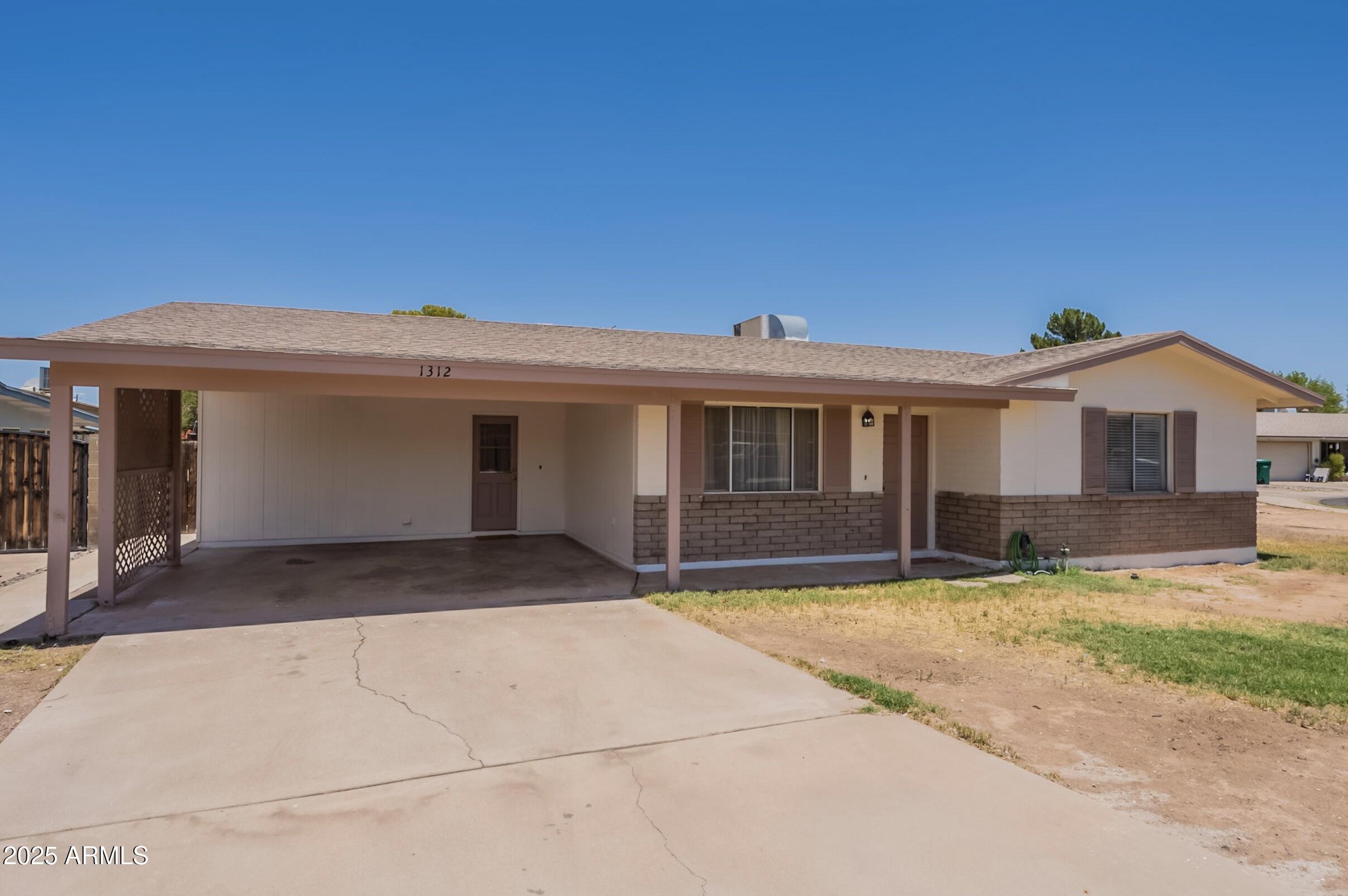 Property Photo: 1312 E Emerald Avenue AZ 85204
