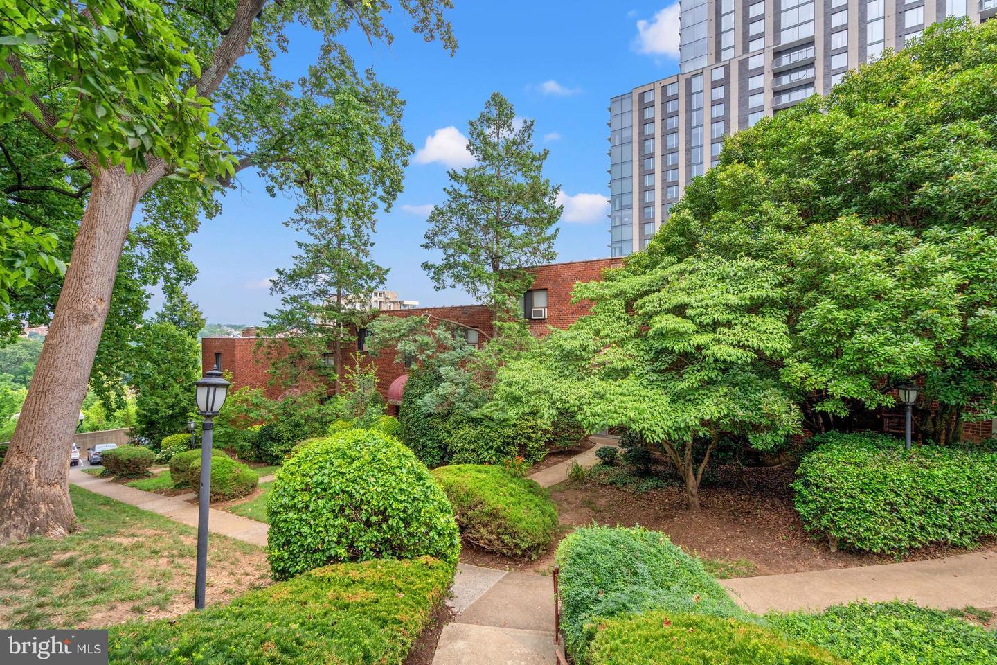 Property Photo: 1563 N Colonial Terrace 401-Z VA 22209
