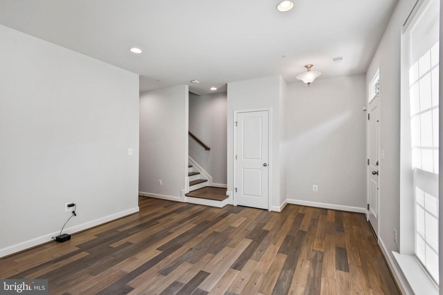 Property Photo: 619 Skiff Way MD 20745
