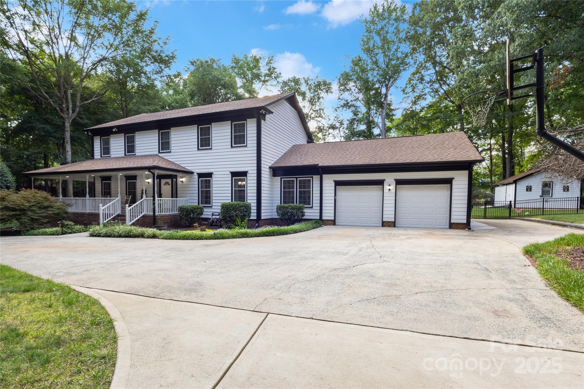 Property Photo: 10700 Chestnut Hill Drive NC 28105