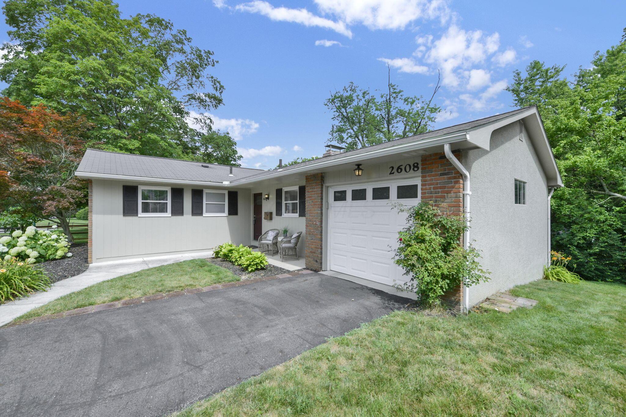 Property Photo: 2608 Edgevale Road OH 43221