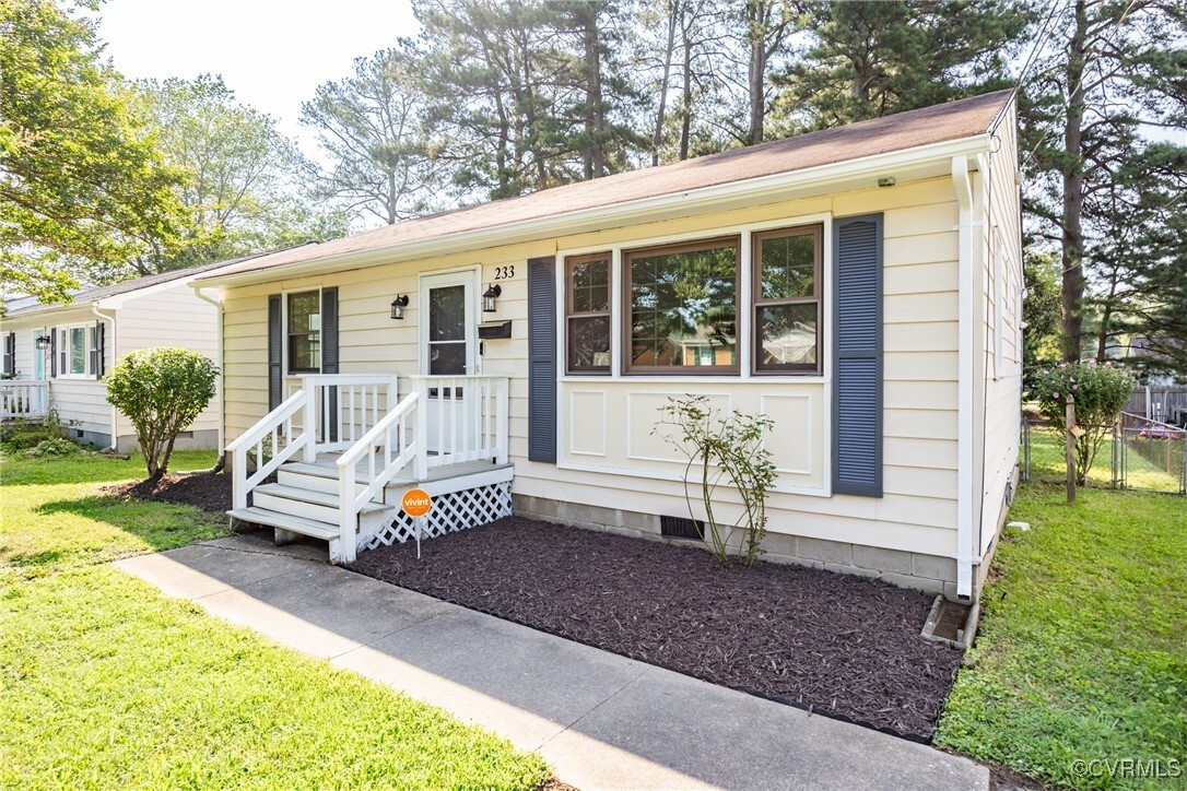 Property Photo: 233 N Mapleleaf Avenue VA 23075