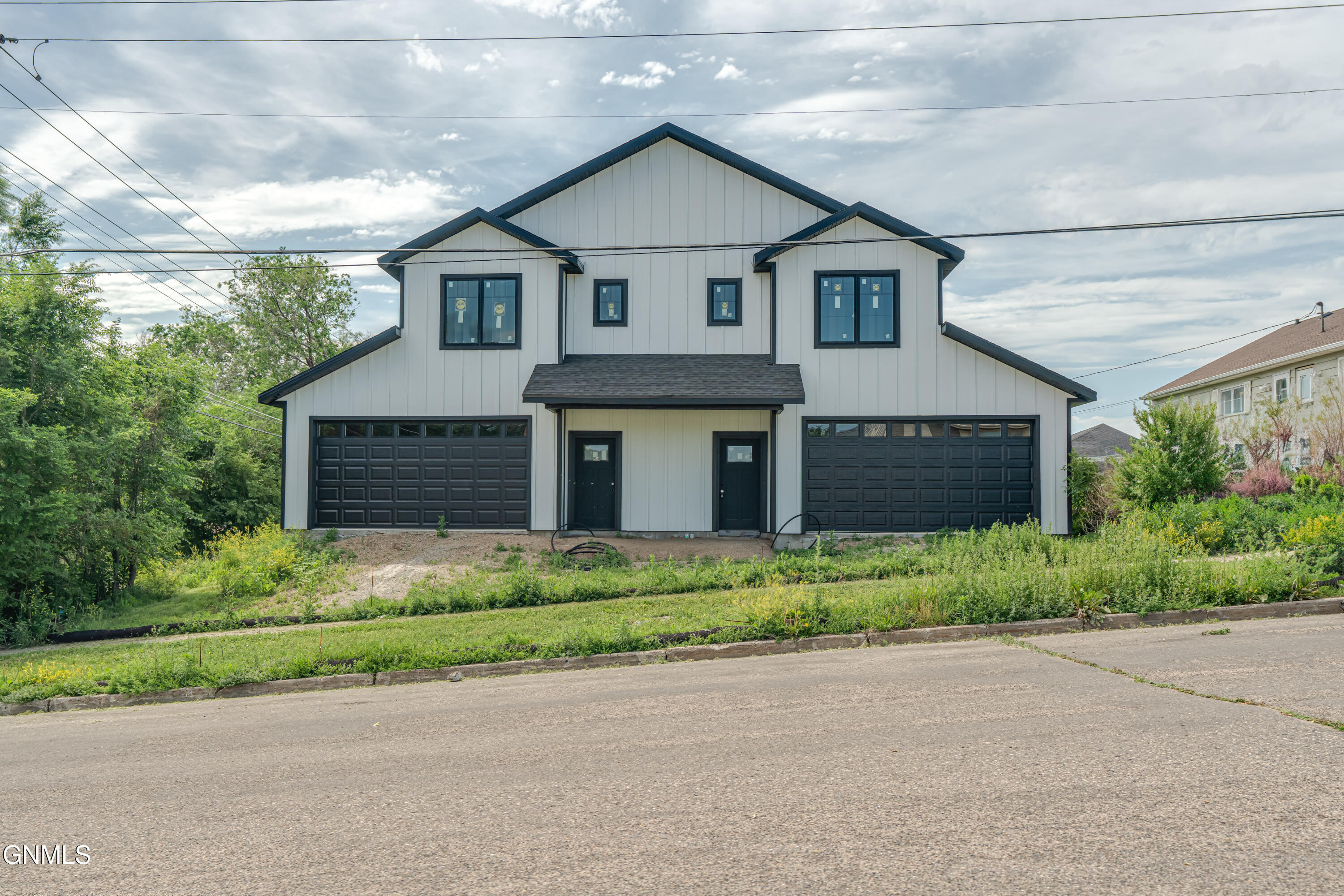 Property Photo: 1411 E Ave E ND 58501