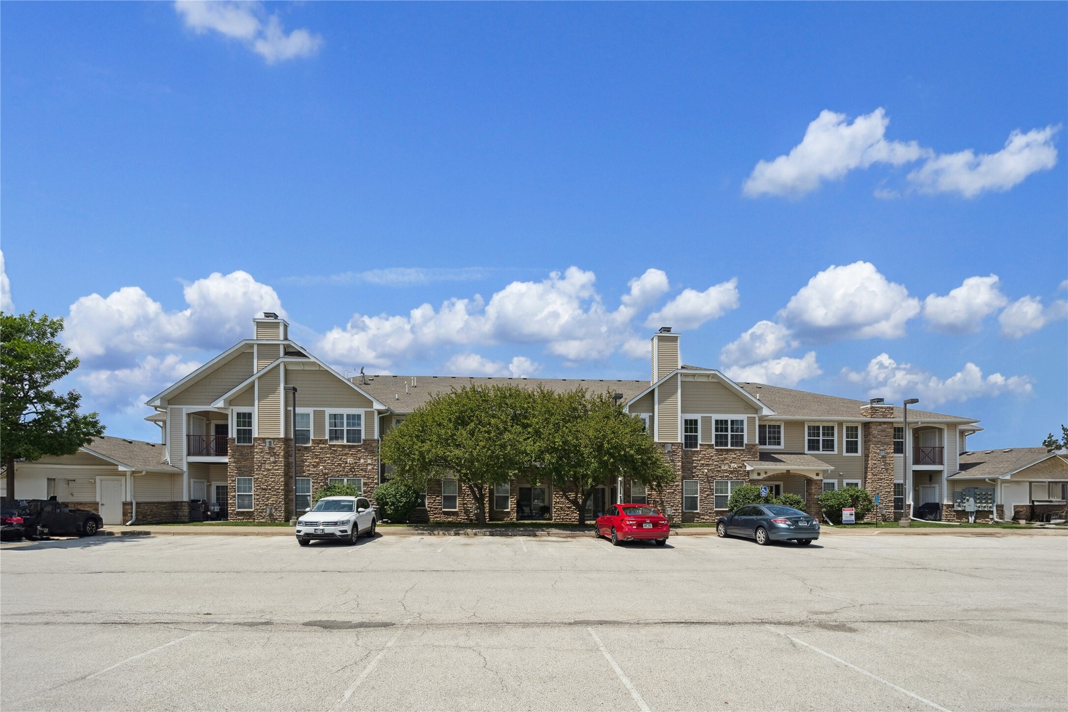 Property Photo: 1313 SE University Avenue 206 IA 50263