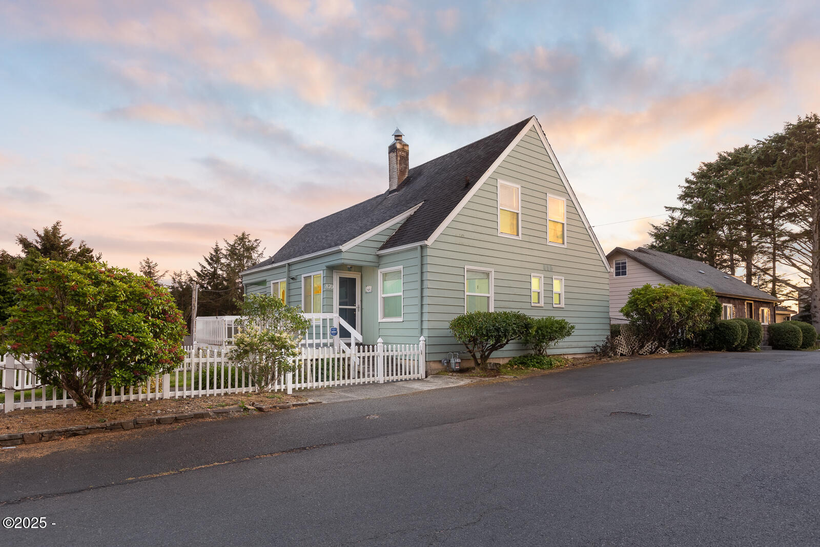 Property Photo: 870 SW 10th Street OR 97367