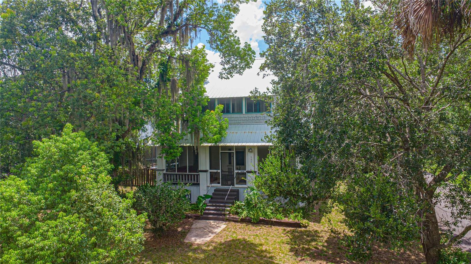 Property Photo: 960 Marion Street FL 32744