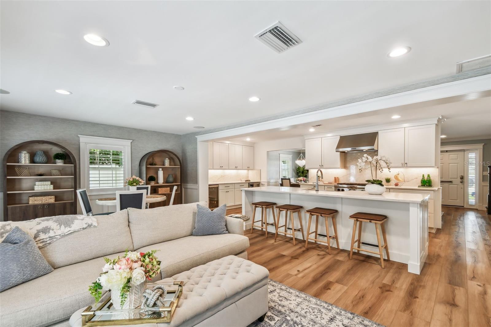 Property Photo: 818 S Davis Boulevard FL 33606