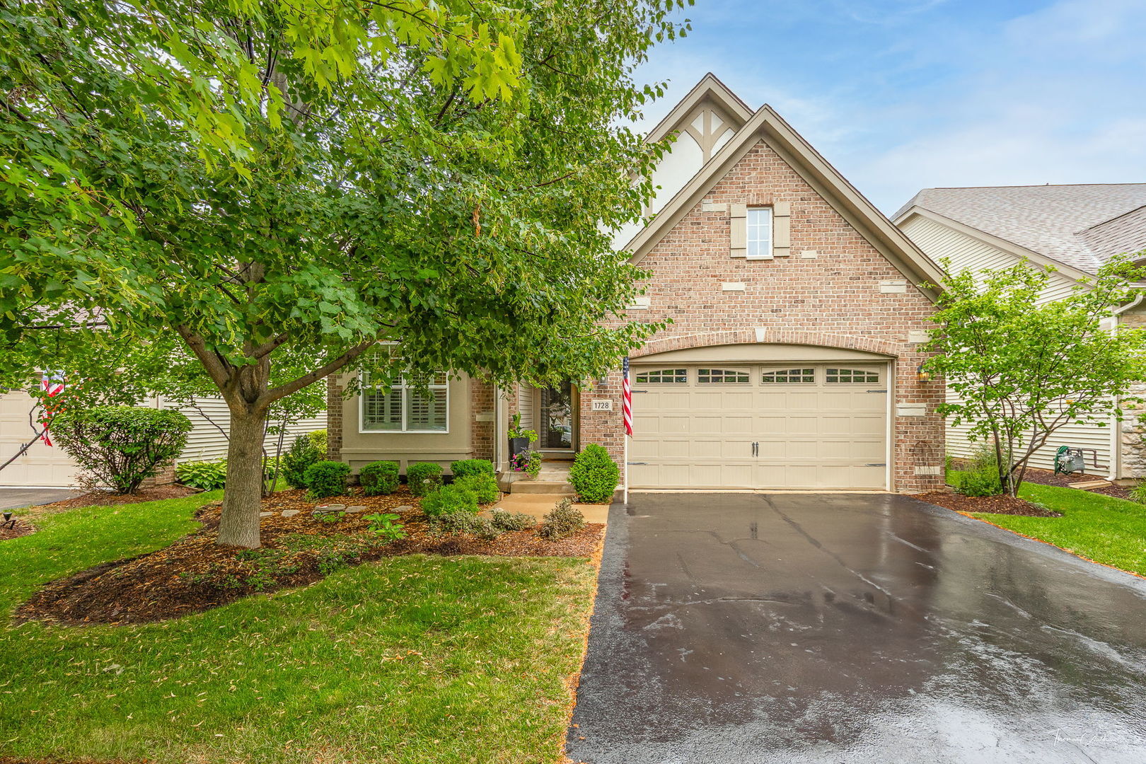 Property Photo: 1728 Briarheath Drive IL 60505