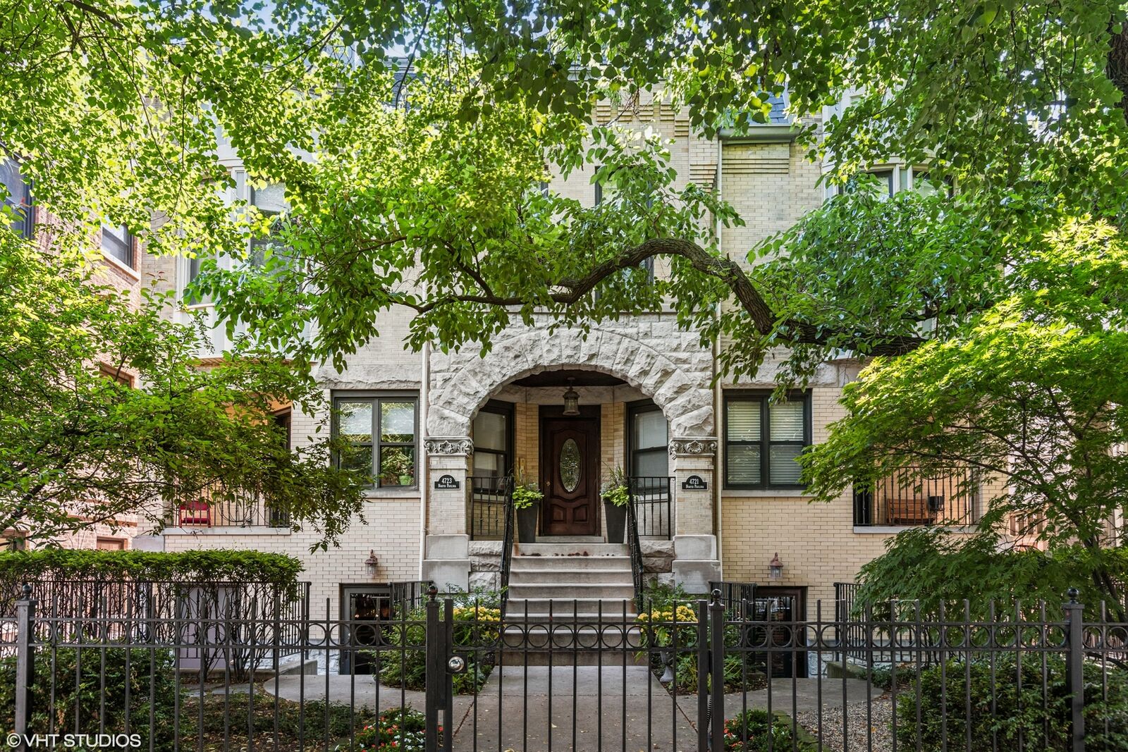 Property Photo: 4723 N Paulina Street Gn IL 60640