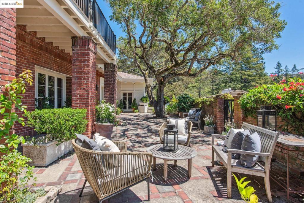 Property Photo: 305 The Uplands CA 94705