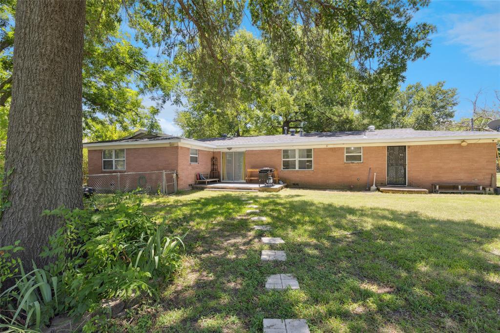 Property Photo: 713 Plaza Drive TX 76140