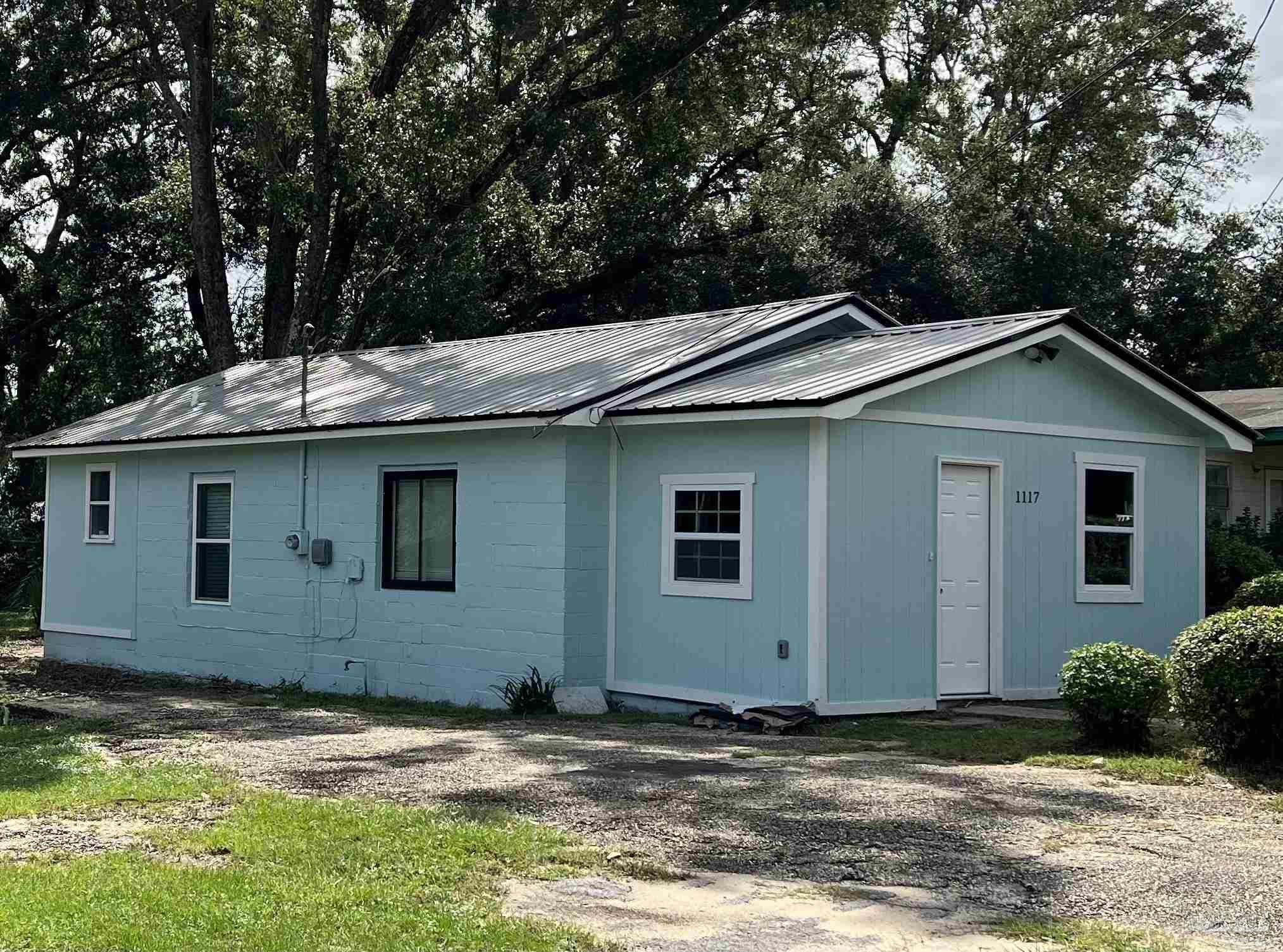 Property Photo:  1117 W Maxwell St  FL 32501 