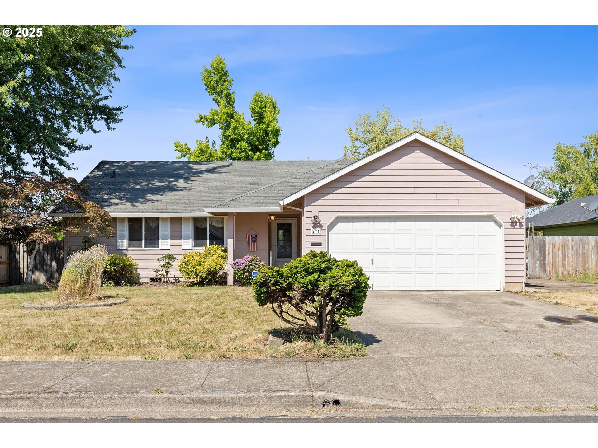Property Photo: 271 SW Manzanita St OR 97128