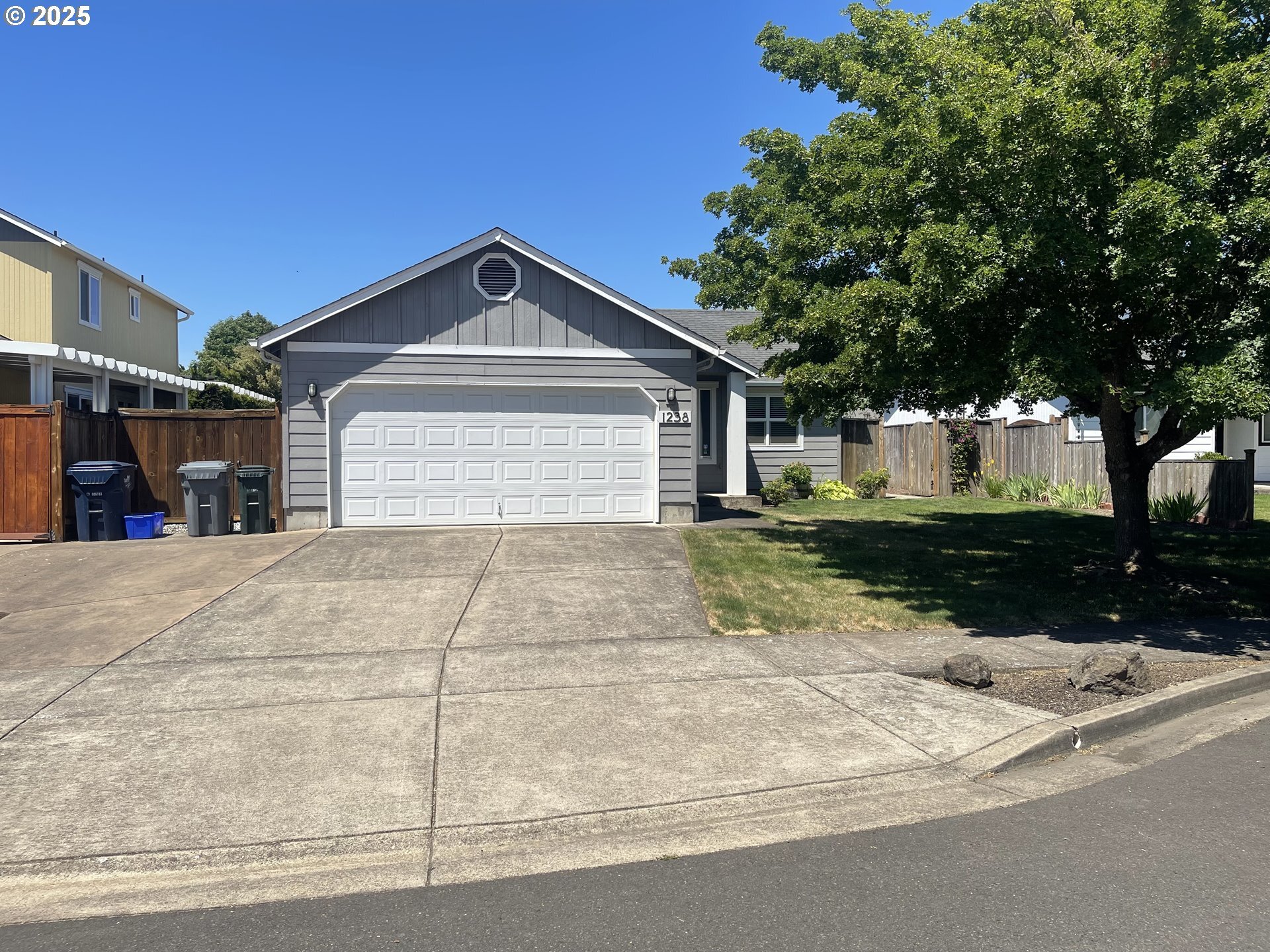Property Photo: 1238 Colton Way OR 97402
