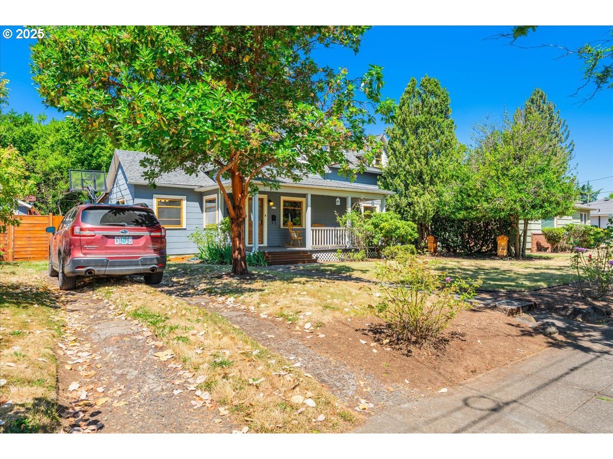 Property Photo:  6119 N Villard Ave  OR 97217 