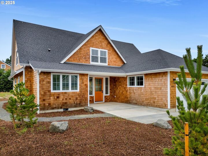 Property Photo: 645 Meadow Ln OR 97138