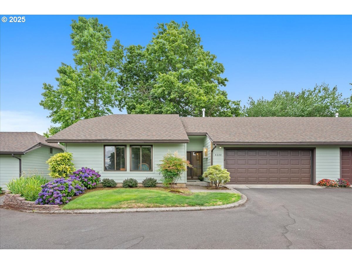 Property Photo: 4220 NE 125th Pl OR 97230