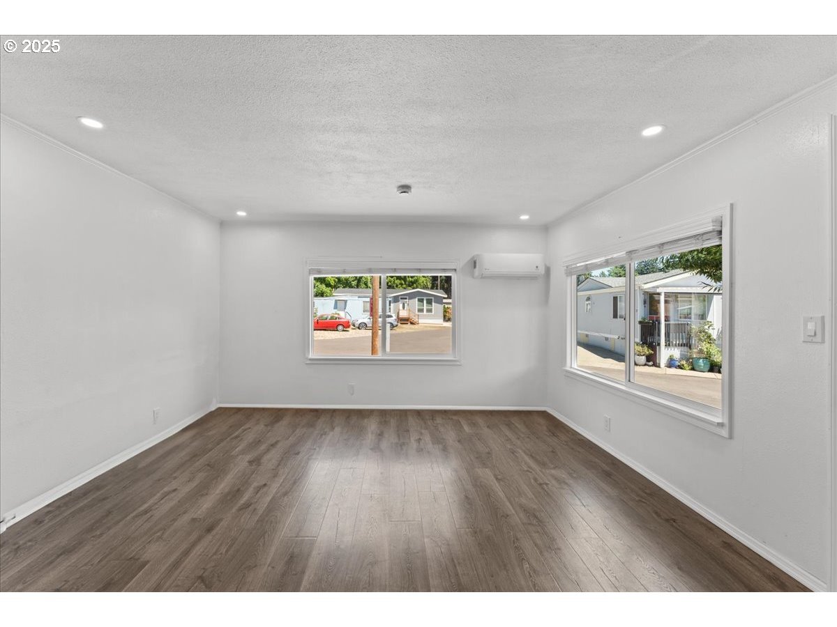 Property Photo: 9700 SW Tualatin Rd 20 OR 97062