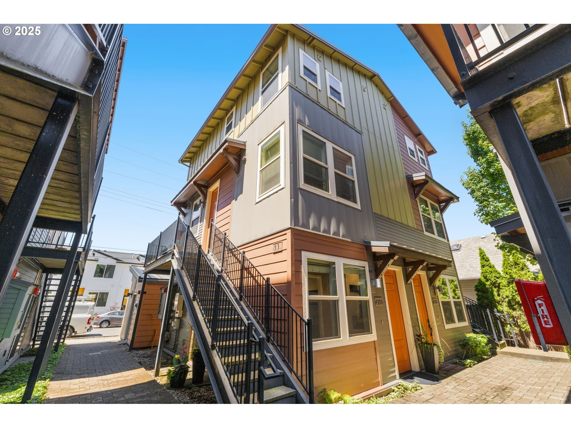 Property Photo: 4313 SE Division St A OR 97206