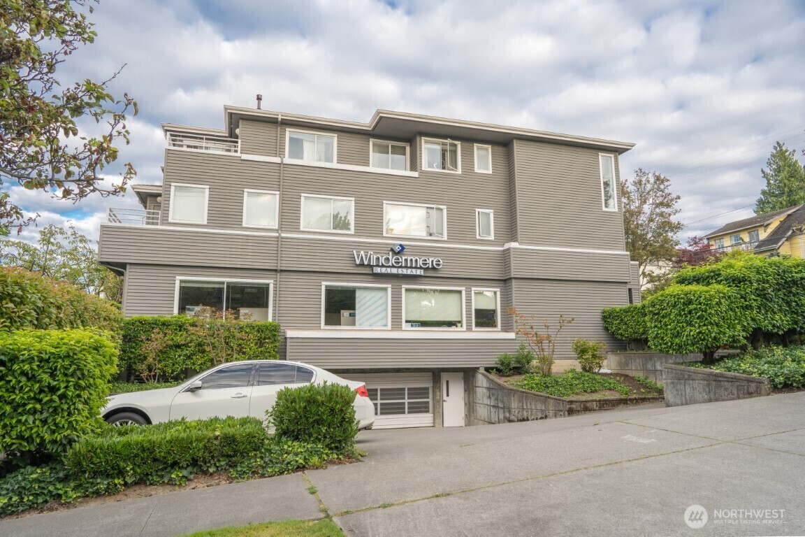 Property Photo: 214 W McGraw Street 202 WA 98119