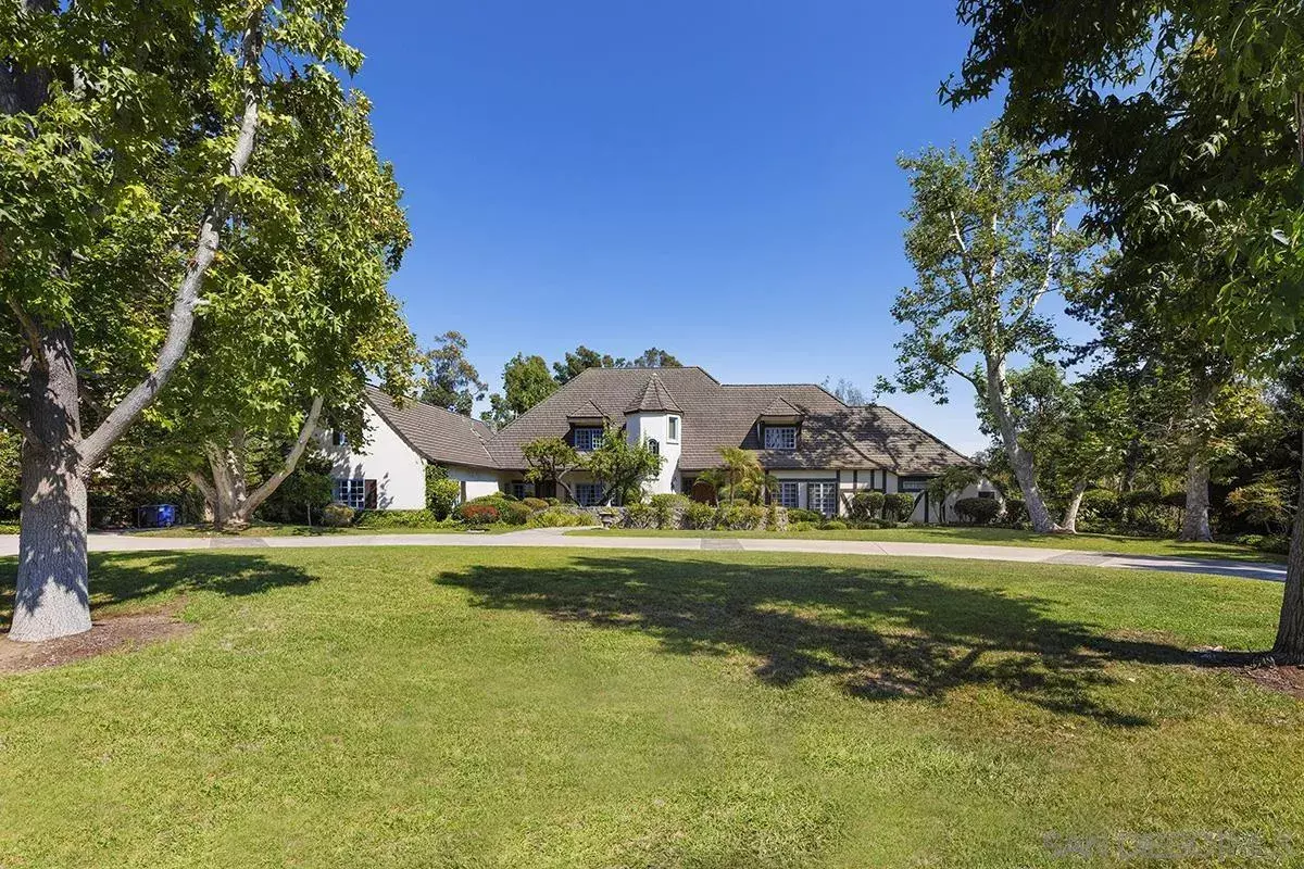 Property Photo: 6350 Calle Del Campanario CA 92067