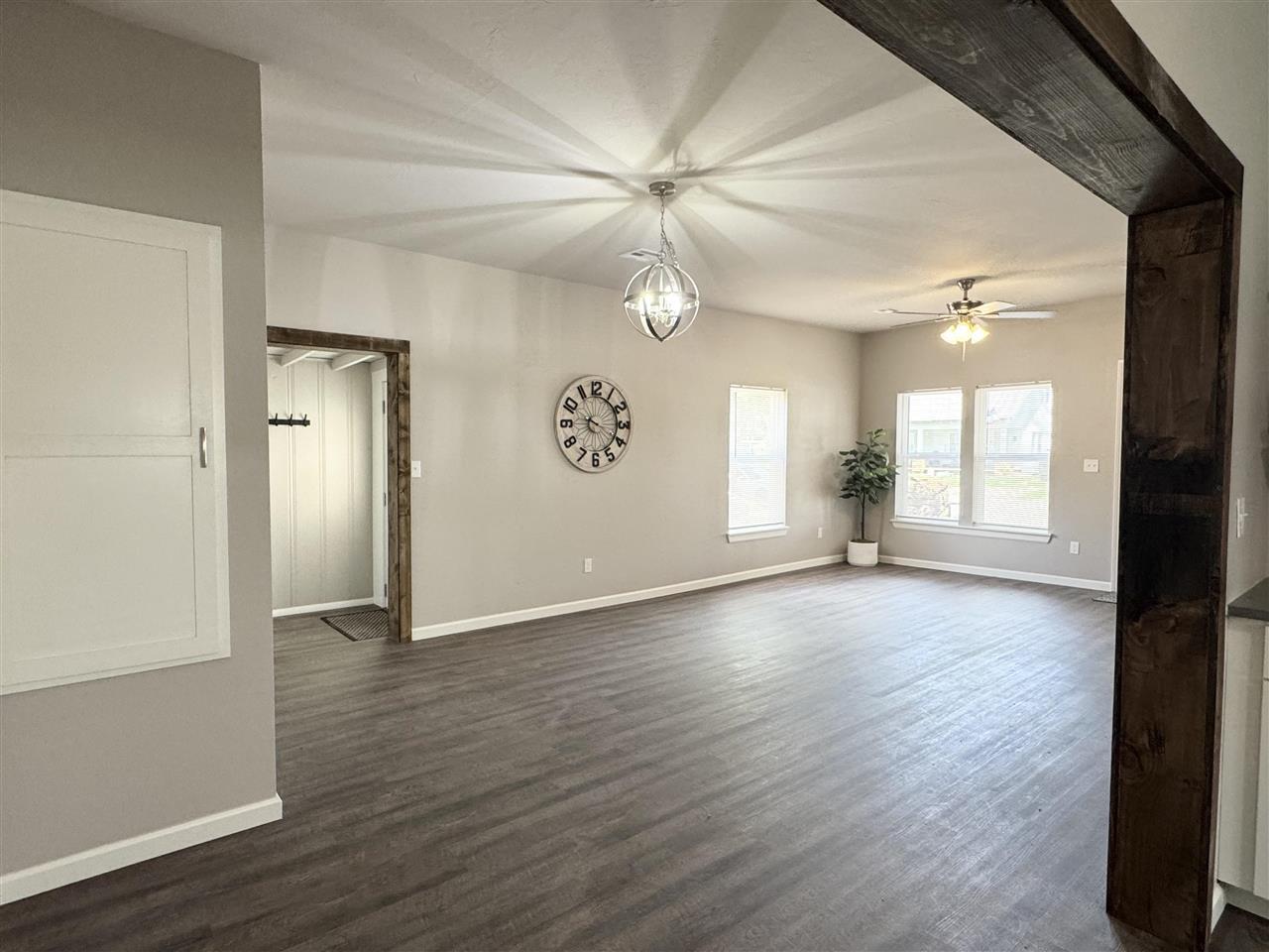 Property Photo:  911 E Maple Street  OK 74023 