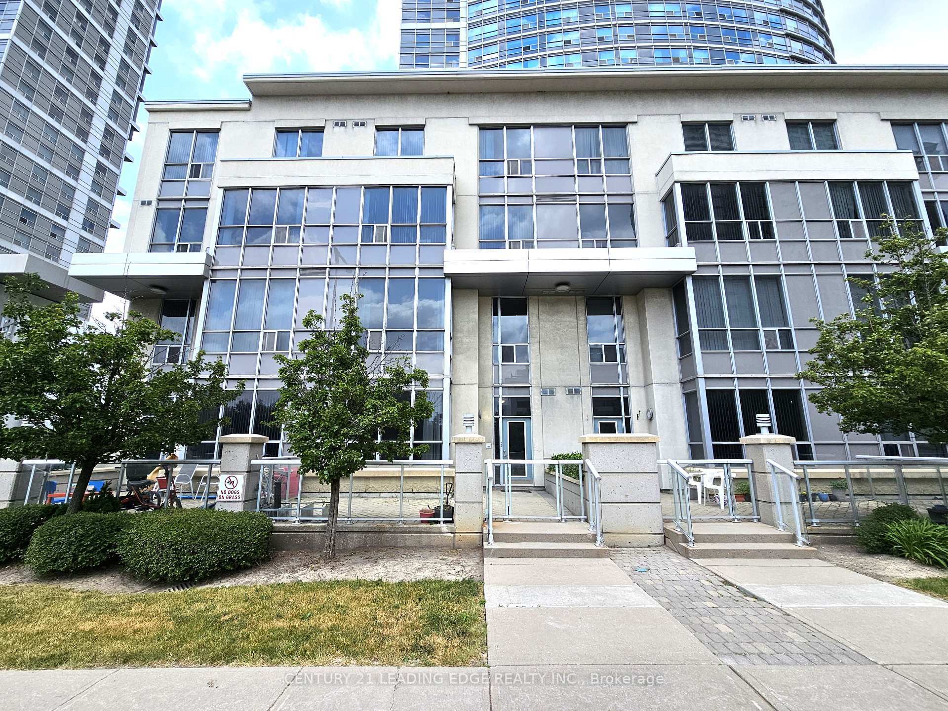 38 Lee Centre Drive Th120  Toronto ON M1H 3J7 photo