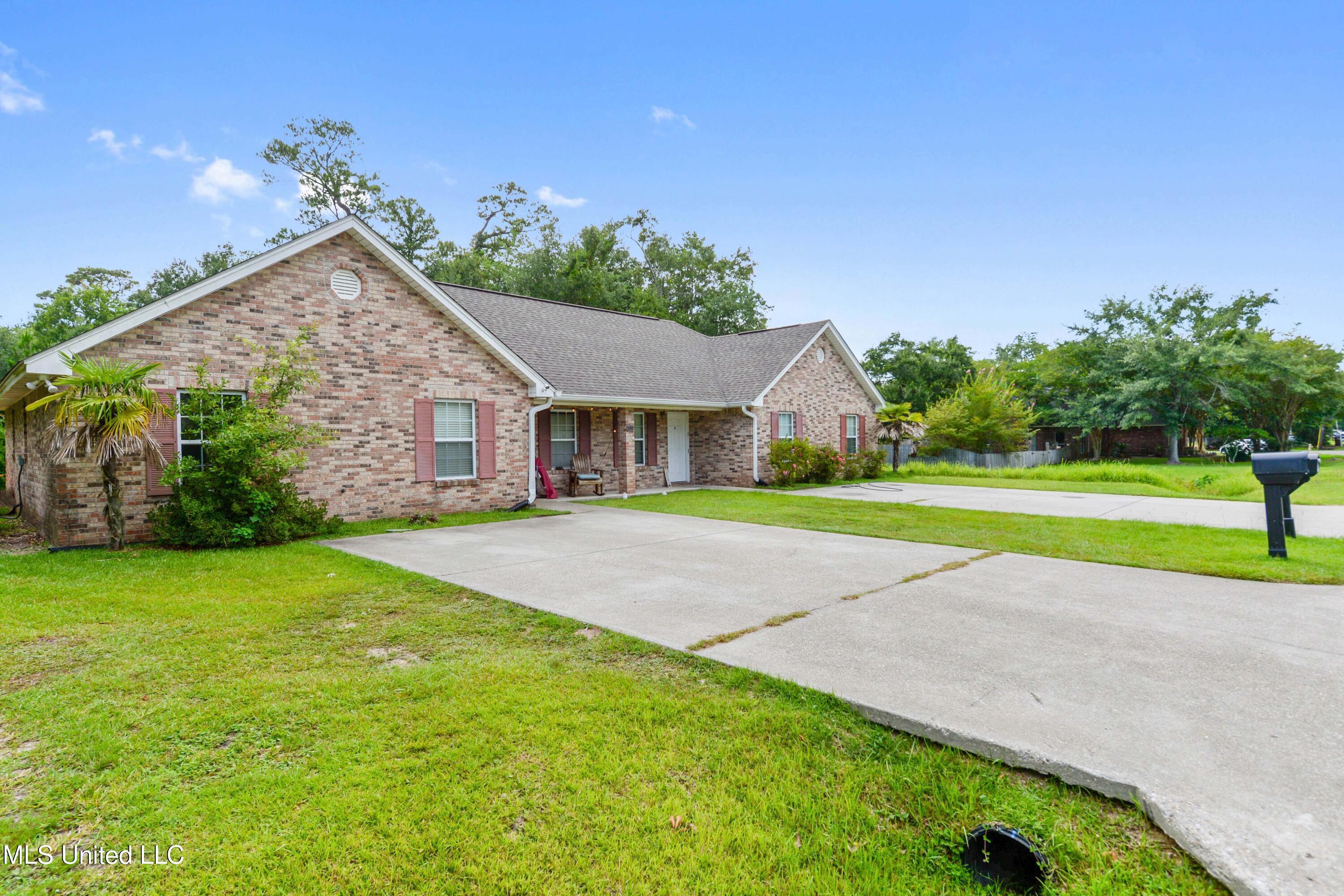 Property Photo:  207 Reed Avenue  MS 39560 