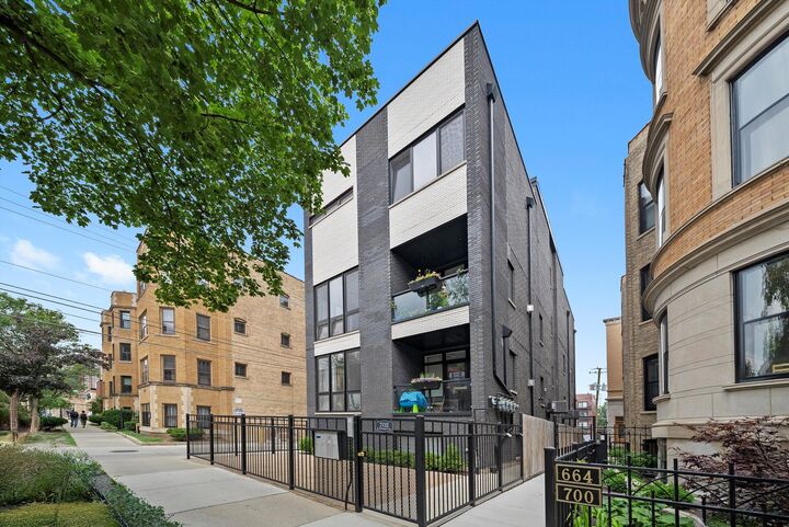 Property Photo:  702 W Wellington Avenue 2N  IL 60657 