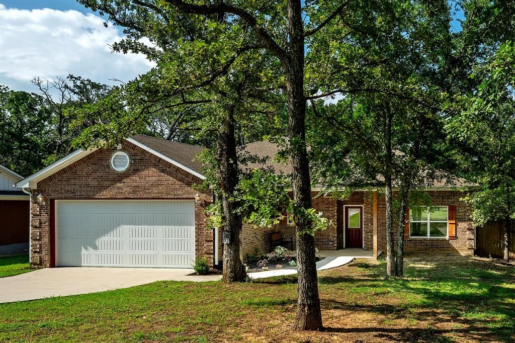 Property Photo: 27 Circle Drive TX 75021