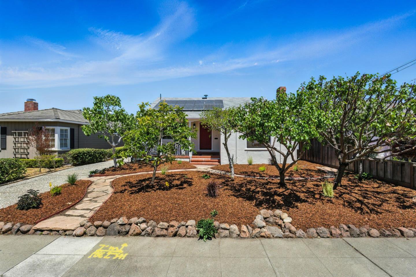 Property Photo: 1513 Oak Street CA 94402