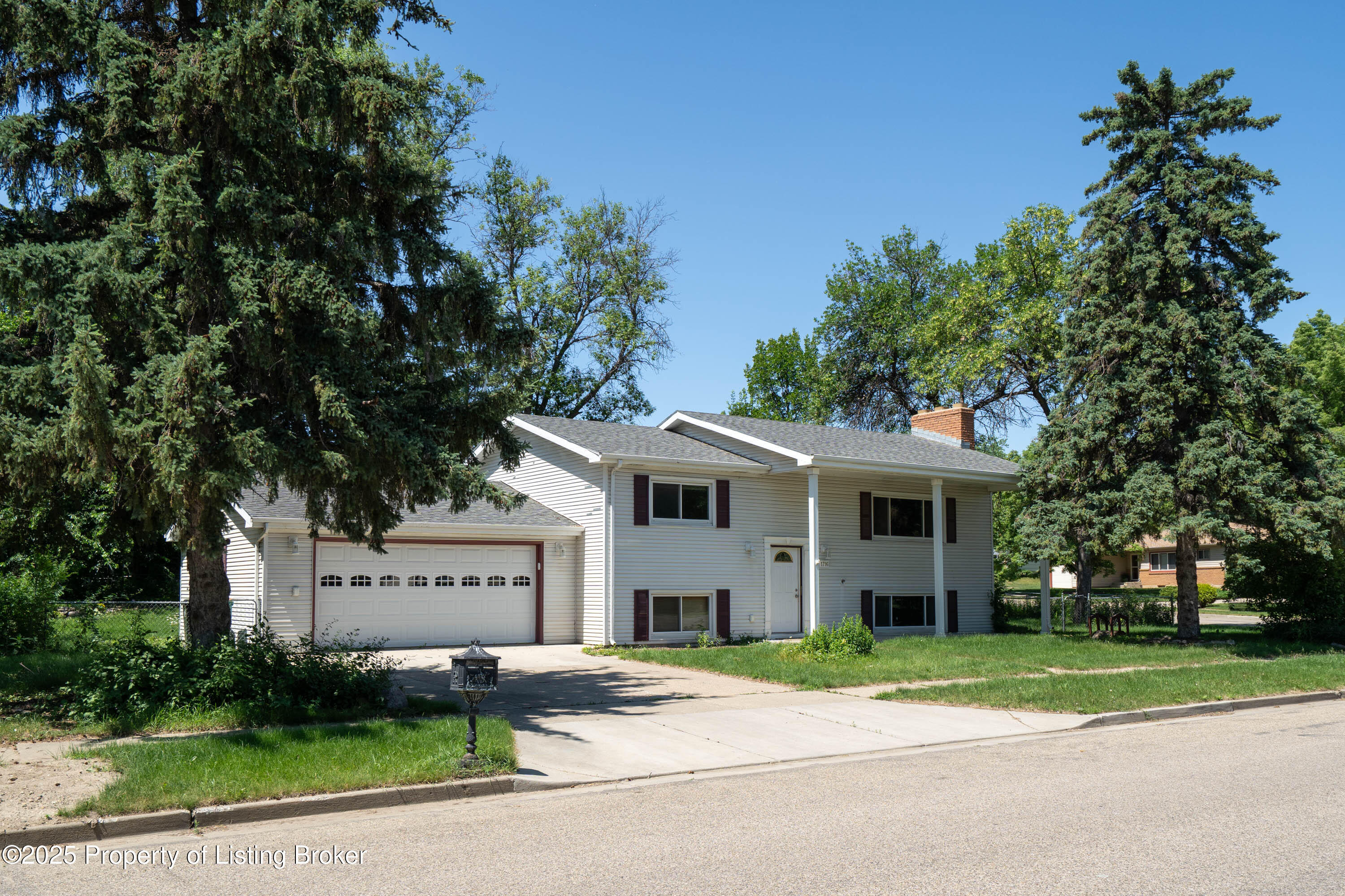 Property Photo:  1716 Thompson Street  ND 58501 