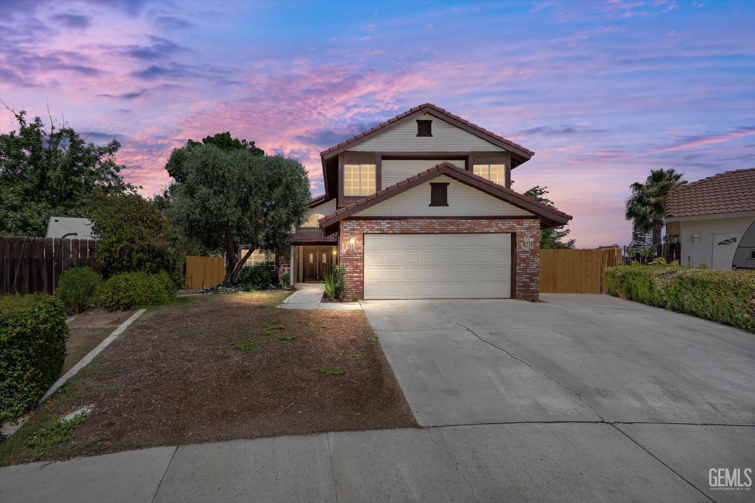 Property Photo:  601 Las Arenas Court  CA 93314 