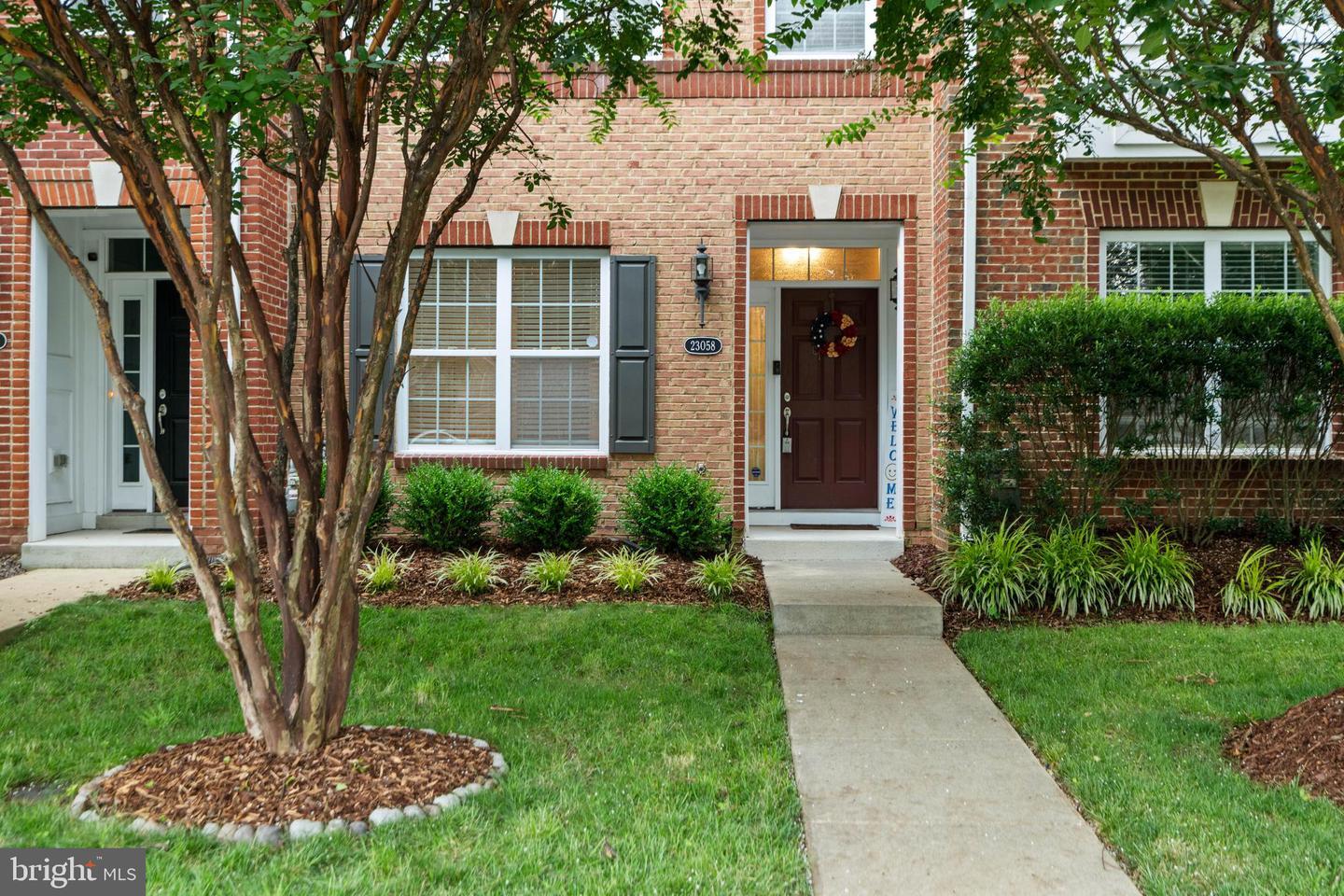 Property Photo: 23058 Weybridge Square VA 20148