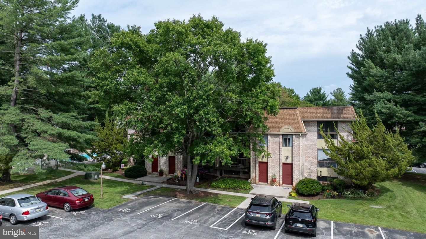 Property Photo: 318 Saybrook Lane B 10-B PA 19086