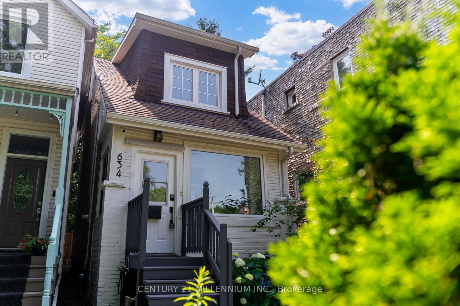 Property Photo:  634 Woodbine Avenue  ON M4E 2J1 
