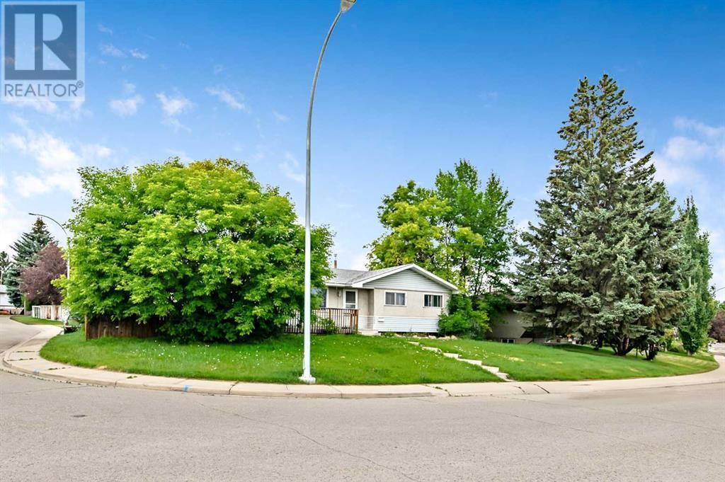 Property Photo:  3403 73 Street Northwest  AB T3B 2L5 