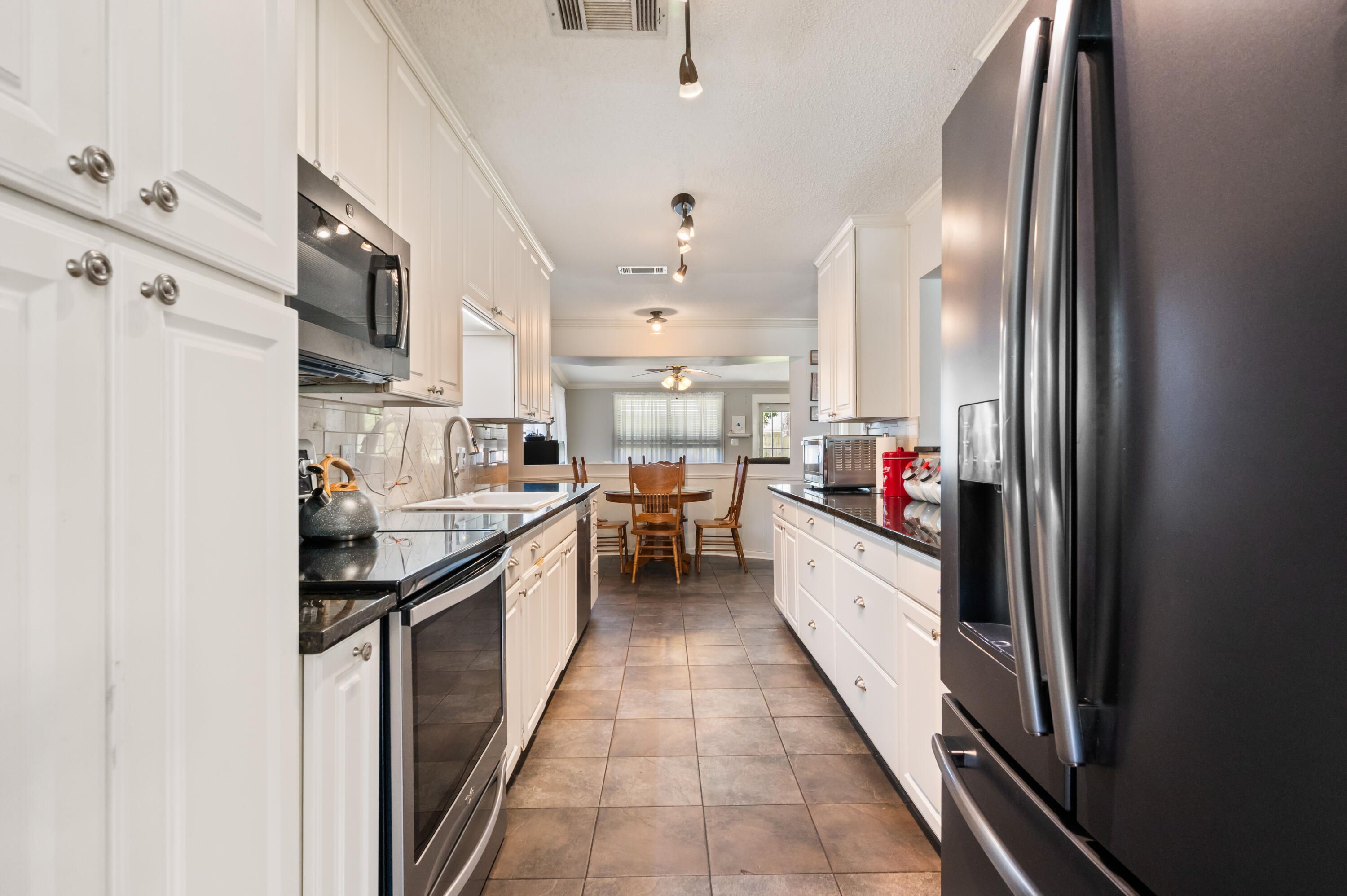 Property Photo: 1016 Darlington Oak Drive FL 32578